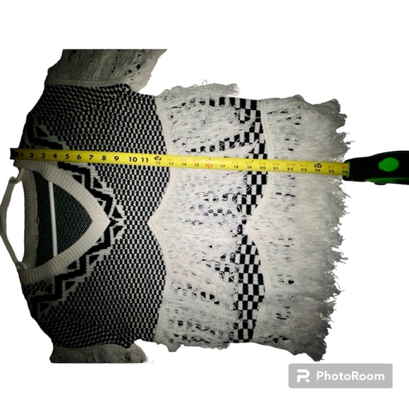 🆕Boho Black & White Checkered Fringe Sweater - Picture 7 of 8